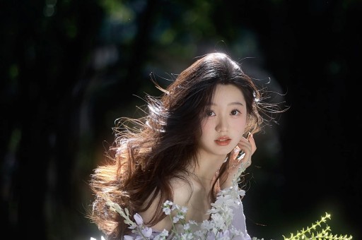 曹云金与神秘女子车内亲昵被拍还在路边草丛小便边解手边吐痰